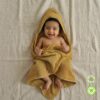 Cape de bain bébé vert olive en coton gaufré nid d’abeille accompagnée de son gant de toilette assorti, douce et absorbante pour la sortie du bain.