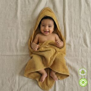 Cape de bain bébé vert olive en coton gaufré nid d’abeille accompagnée de son gant de toilette assorti, douce et absorbante pour la sortie du bain.