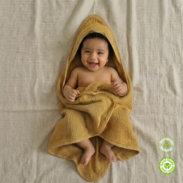 Cape de bain bébé vert olive en coton gaufré nid d’abeille accompagnée de son gant de toilette assorti, douce et absorbante pour la sortie du bain.
