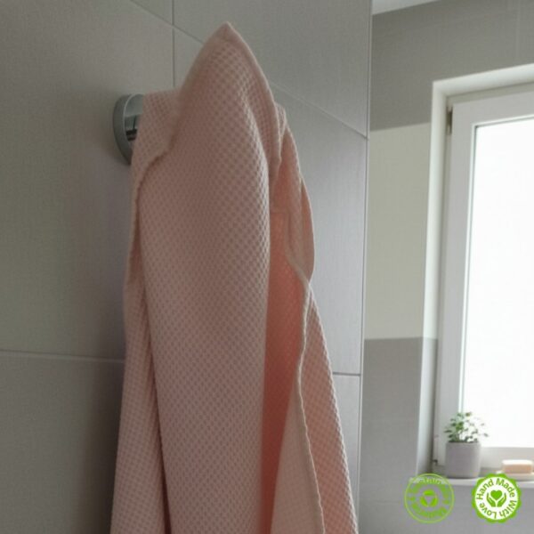Cape de bain pour bébé – tissus 100 gaufré % coton, teint naturellement Offrez à votre bébé douceur et bien-être après le bain avec la cape de bain LINEN COLOR, confectionnée à la main en coton gaufré nid d’abeille. Naturelle, biodégradable et ultra-absorbante, elle sèche rapidement tout en respectant la peau délicate de bébé. Ses couleurs douces et apaisantes sont issues d’une teinture 100 % végétale et sûre, sans produits chimiques ni métaux lourds. Une création artisanale, saine et écoresponsable, pensée pour le confort de bébé et le respect de la planète.