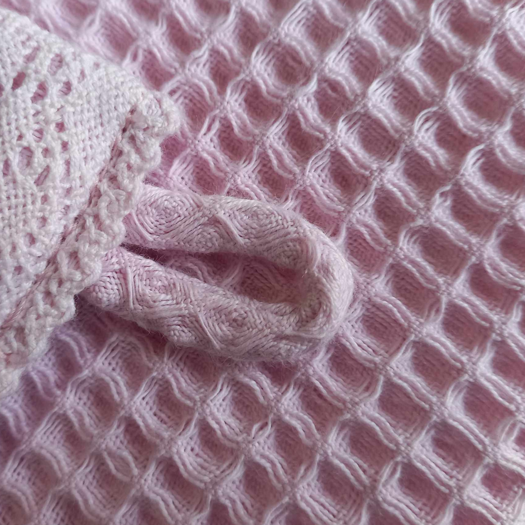 Linge de bain femme en 100% coton, teinté naturellement avec des pigments botaniques. Tissus gaufrés pour une absorption optimale et une texture légère. Design élégant avec motifs en relief et finitions crochetées