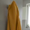 Cape de bain bébé en coton gaufré nid d’abeille jaune avec gant de toilette assorti et teinture végétale naturelle