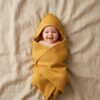Cape de bain bébé en coton gaufré nid d’abeille jaune avec gant de toilette assorti et teinture végétale naturelle